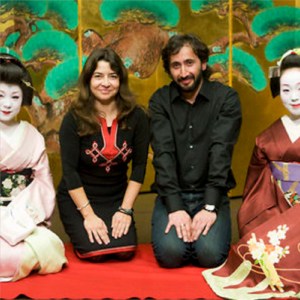 Ofelia de Pablo y Javier Zurita, con sus geishas