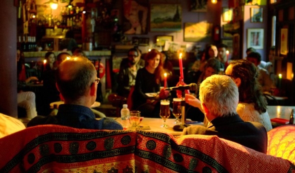 En la champañería María Pandora.