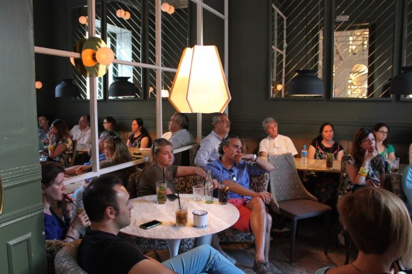 Belén Domínguez, Gregorio Vázquez... Escuchando a Pablo M. Díez en El Imparcial. Foto: Mª Ángeles Martín.